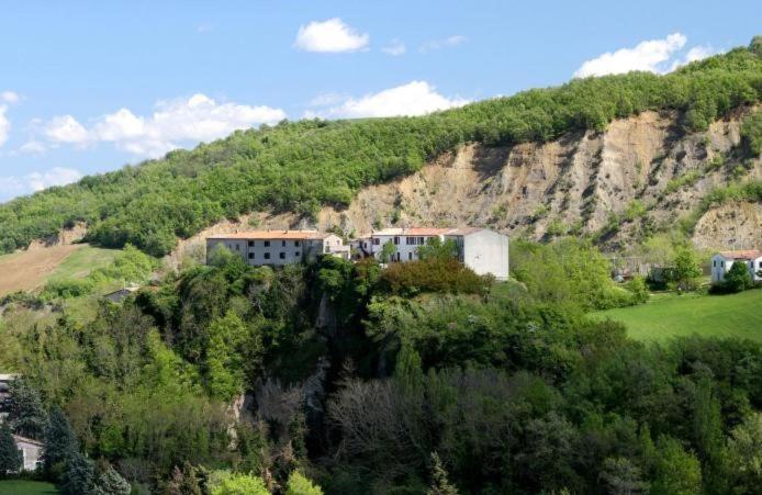 Готель Locanda Delle Grotte Di Onferno Gemmano Екстер'єр фото
